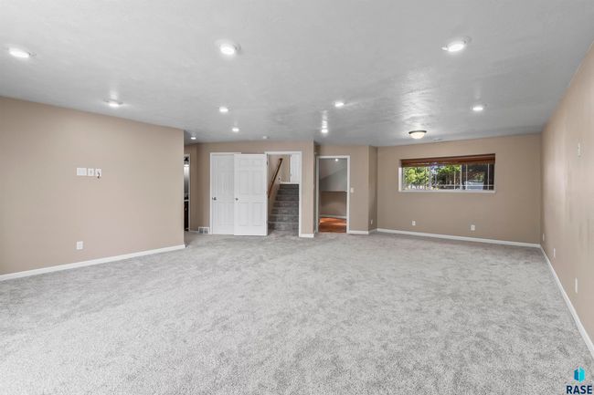 1313 W Creekside Dr, House other with 5 bedrooms, 3 bathrooms and null parking in Brandon SD | Image 24