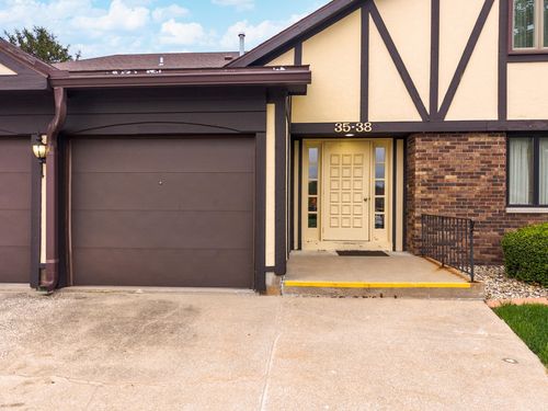 a-1-37 Crystal Ct, Pontiac, IL, 61764-9715 | Card Image