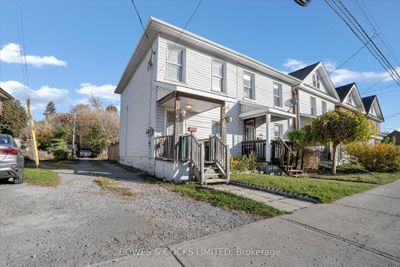 266 Wolfe St, Home with 3 bedrooms, 1 bathrooms and 1 parking in Peterborough ON | Image 2