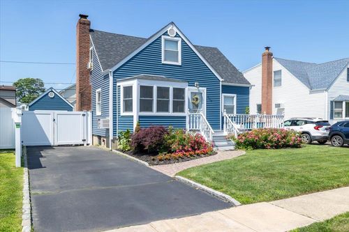209 Venetian Blvd, Lindenhurst, NY, 11757-6109 | Card Image