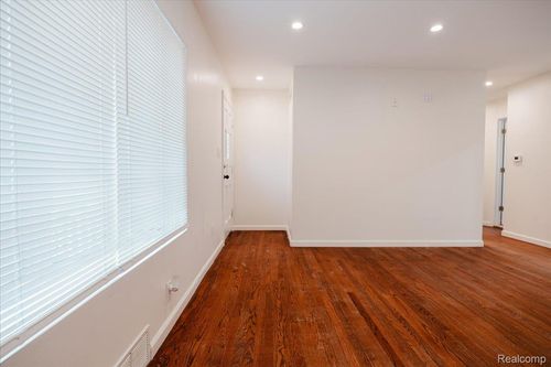 31004 Barton St, Garden City, MI, 48135-1375 | Card Image