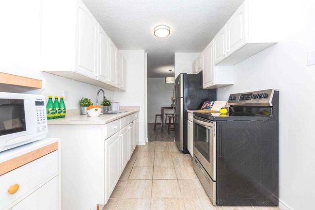 1404 - 25 Kensington Rd, Condo with 2 bedrooms, 1 bathrooms and 1 parking in Brampton ON | Image 13