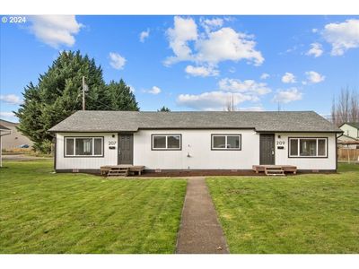 207 Cypress St, House attached with 4 bedrooms, 2 bathrooms and null parking in LONGVIEW WA | Image 2