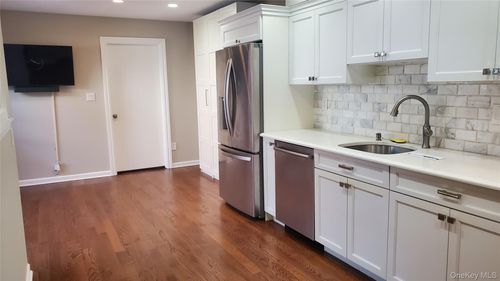 91 Duckpond Dr, Manhasset, NY, 11030-4031 | Card Image