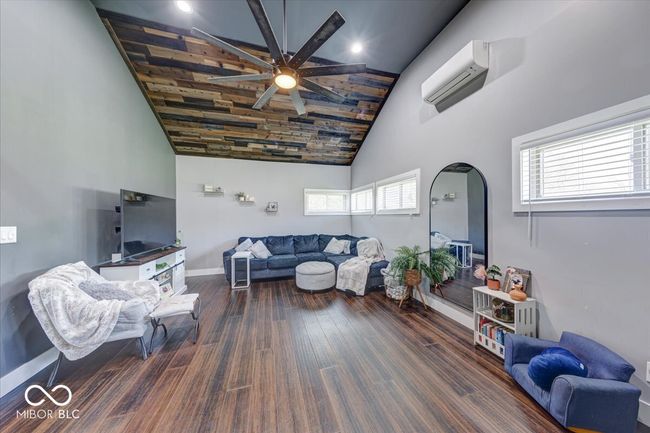 great natural lighting with high vaulted ceilings | Image 14