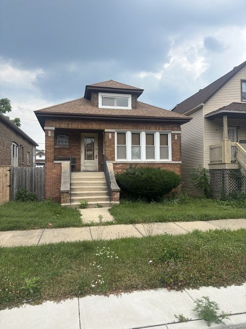 8425 S Colfax Ave, Chicago, IL, 60617-2035 | Card Image