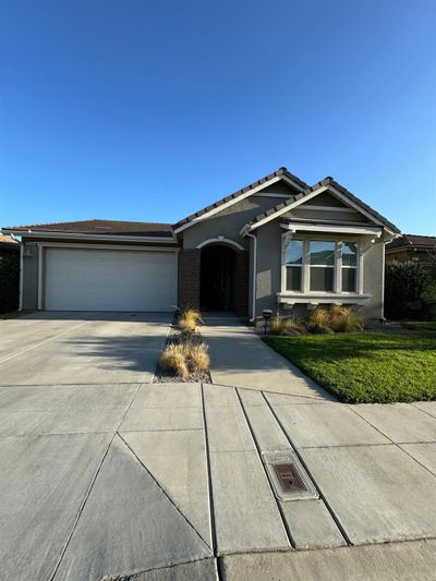 3469 Sussex Avenue, House other with 3 bedrooms, 2 bathrooms and null parking in Clovis CA | Image 1