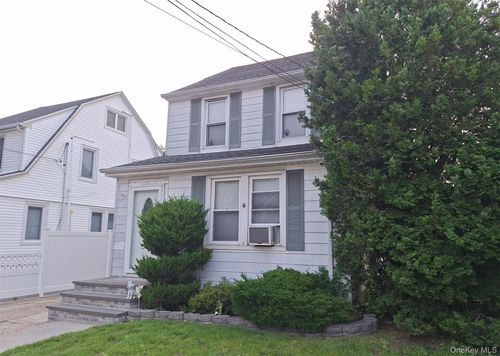 15 Stratford Ave, Williston Park, NY, 11596-1848 | Card Image