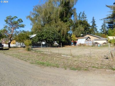 262 Sw Polk St, House other with 2 bedrooms, 1 bathrooms and 1 parking in Willamina OR | Image 2