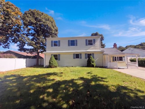10 Sunset Dr, Sayville, NY, 11782-2807 | Card Image
