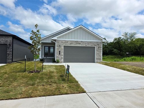 1131 Nw Sproul Dr, Waukee, IA, 50263-4510 | Card Image