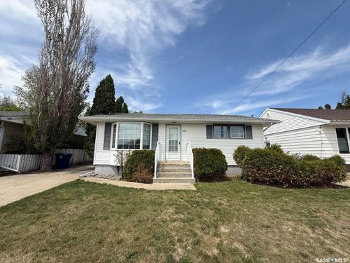 312 7th Avenue W, Kindersley, SK, S0L1S0 | Card Image