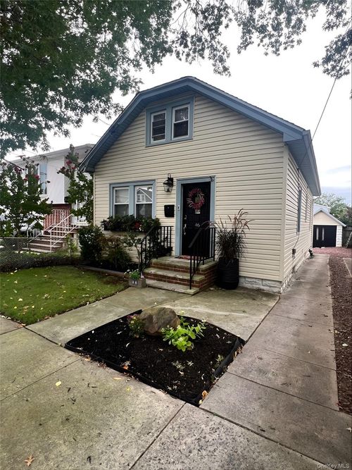 46 Sherwood Ave, Franklin Square, NY, 11010-1522 | Card Image