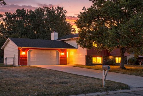 8106 Vincent Ave N, Brooklyn Park, MN, 55444-1692 | Card Image