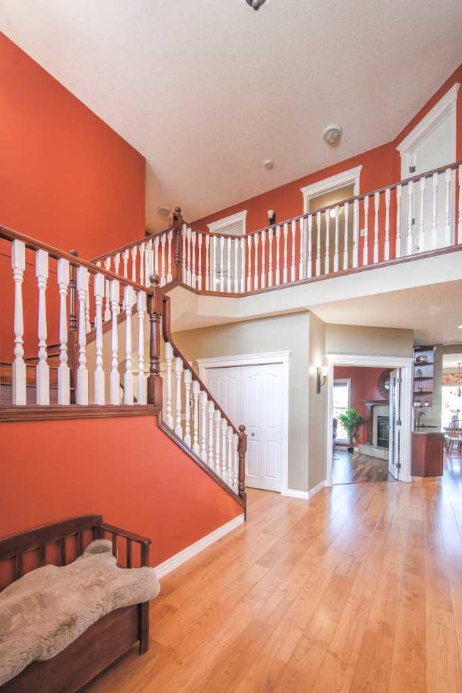32 Hawkmount Heights Nw, Home with 5 bedrooms, 5 bathrooms and 2 parking in Calgary AB | Image 3