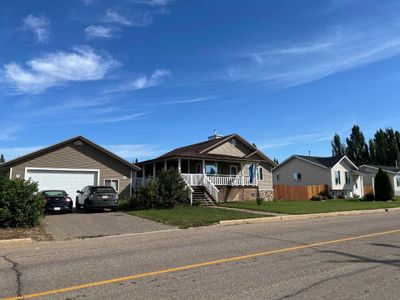 6018 52 Ave, House detached with 5 bedrooms, 2 bathrooms and 2 parking in Stettler AB | Image 2