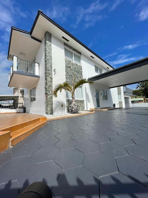 901 Nw 22nd Pl, Miami, FL, 33125-3318 | Card Image