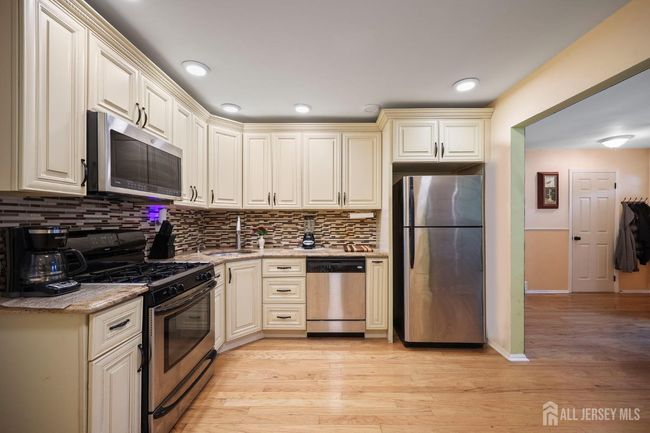 297 Constitution Cir, Townhouse with 3 bedrooms, 3 bathrooms and null parking in North Brunswick NJ | Image 4