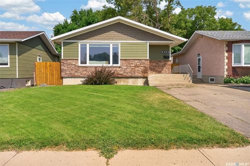 1214 Grandview St W, Moose Jaw, SK, S6H5M2 | Card Image