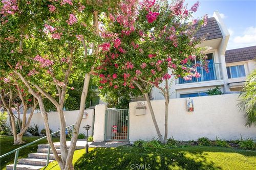6205 Randi Ave, Woodland Hills, CA, 91367-1931 | Card Image