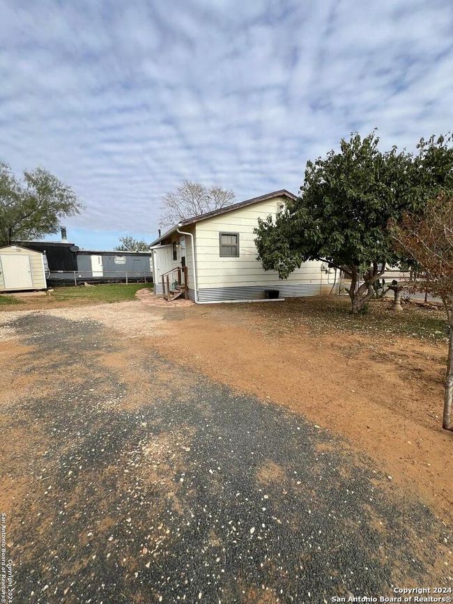 302 N Sheep Hill Rd, House other with 2 bedrooms, 1 bathrooms and null parking in Dilley TX | Image 11
