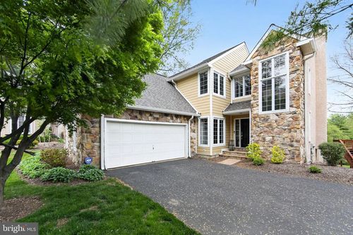 8 Village Cir, NEWTOWN SQUARE, PA, 19073-2927 | Card Image