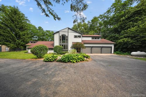 9319 Faussett Rd, FENTON, MI, 48430-9325 | Card Image