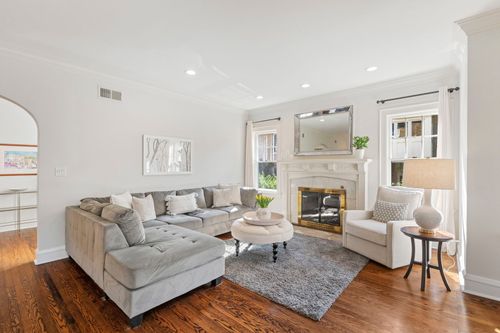 693 Sheridan Rd, Wilmette, IL, 60091-1957 | Card Image