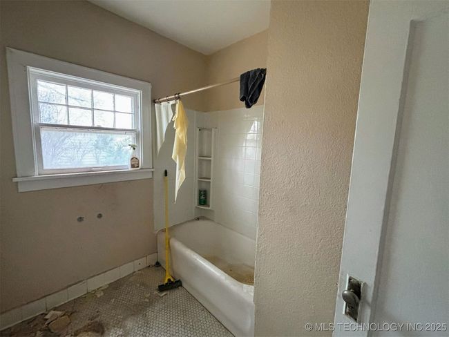 1924 W Owen K Garriott Rd, House other with 3 bedrooms, 1 bathrooms and null parking in Enid OK | Image 38