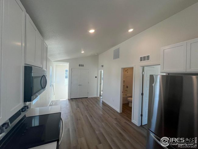 Kitchen and living room | Image 4