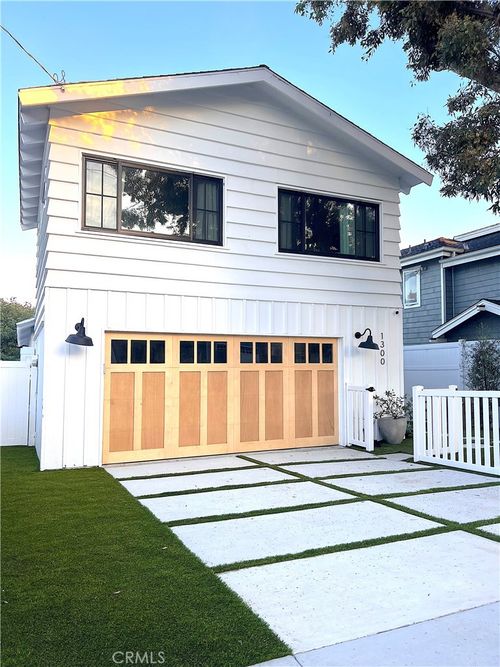 1300 Walnut Avenue, Manhattan Beach, CA, 90266 | Card Image