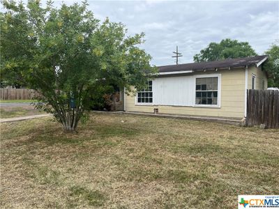 1401 E Rosewood Street, House other with 3 bedrooms, 1 bathrooms and null parking in Beeville TX | Image 2