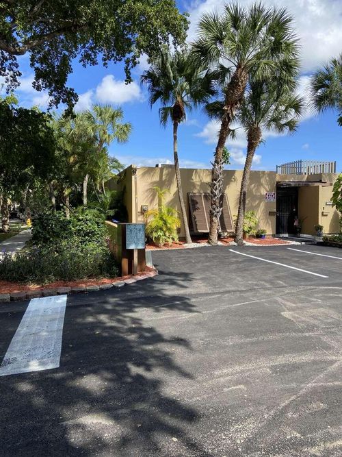 16023 Kingsmoor Way, Miami Lakes, FL, 33014-6560 | Card Image