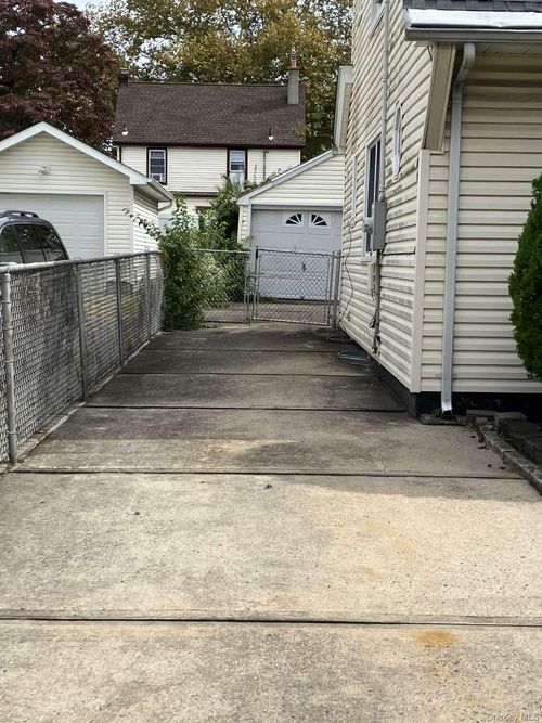 121 Campbell Ave, Williston Park, NY, 11596-1606 | Card Image