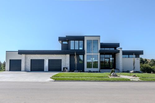 705 N Sanctuary Dr, Sioux Falls, SD, 57110-7718 | Card Image