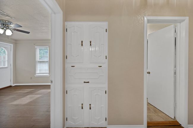 Linen closet in the hallway between the bedrooms | Image 20