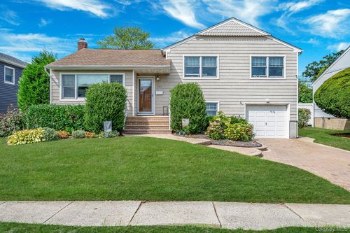 552 Benton Rd, East Meadow, NY, 11554-5401 | Card Image