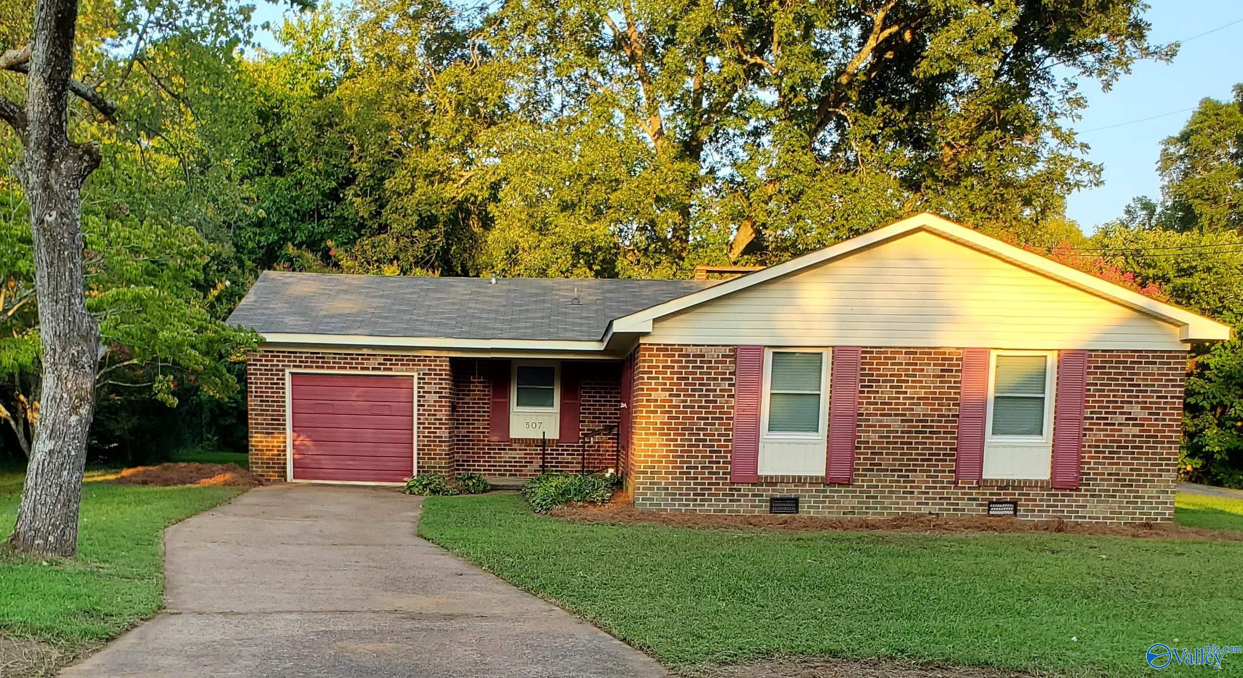 Kyle St, Scottsboro, AL 35768