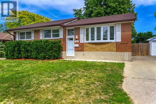 890 Hollands Ave, Sarnia, ON, N7S3C1 | Card Image