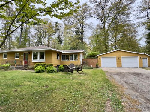19105 Glendale Cir, Spring Lake, MI, 49456-2335 | Card Image