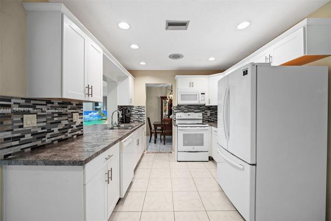 6905 Nw 73 Rd St, House other with 2 bedrooms, 2 bathrooms and null parking in Tamarac FL | Image 7