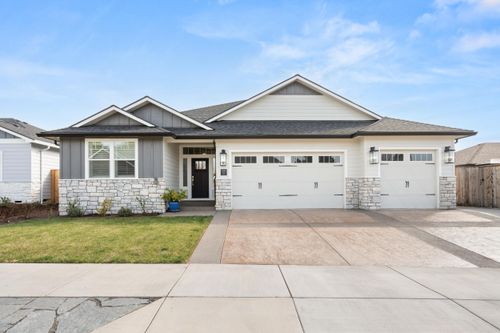 2820 Caldera Ln, Medford, OR, 97504-5945 | Card Image