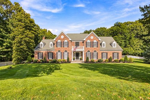 53 Greenwood Road, Hopkinton, MA, 01748 | Card Image