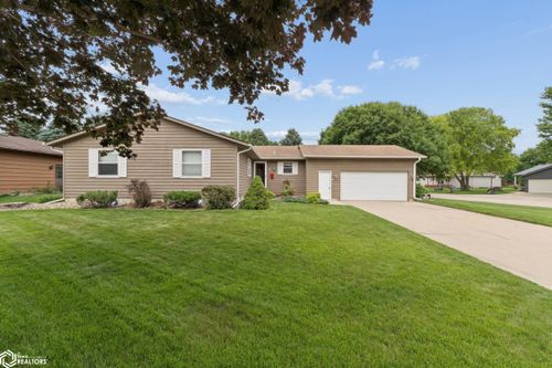 25 Charlestown Sq, Mason City, IA, 50401-4543 | Card Image