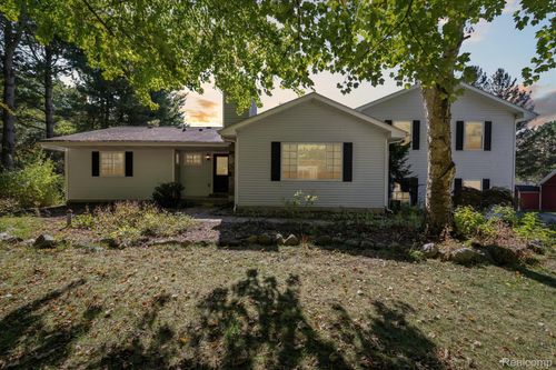 2860 Coon Lake Rd, Howell, MI, 48843-9419 | Card Image
