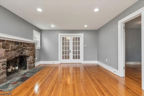 1-81 Tooker Ave, Springfield, NJ, 07081-1703 | Card Image