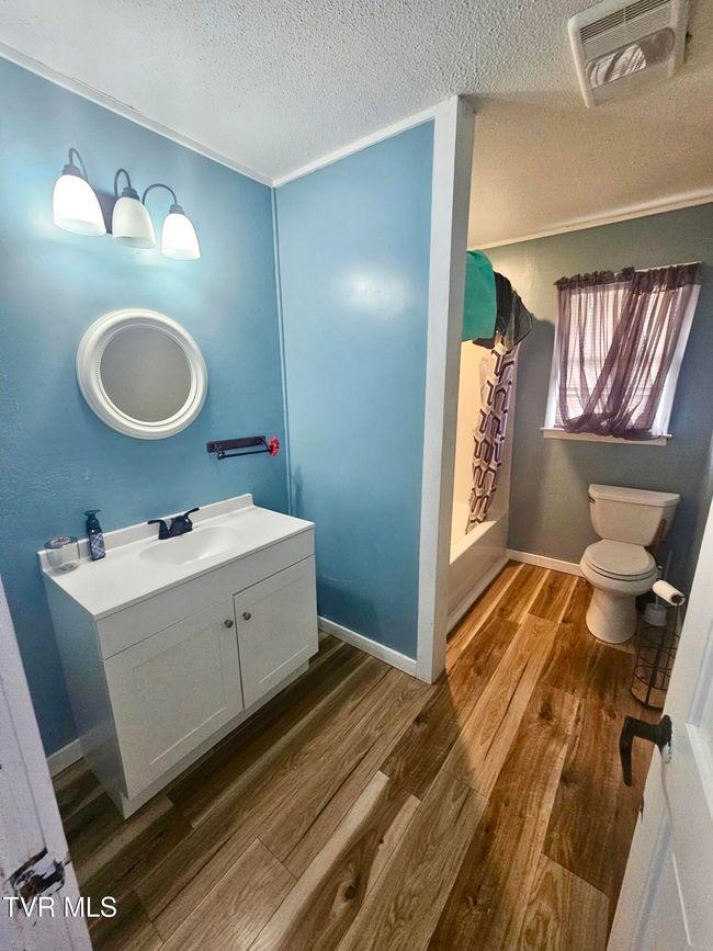 Hall Bathroom | Image 15
