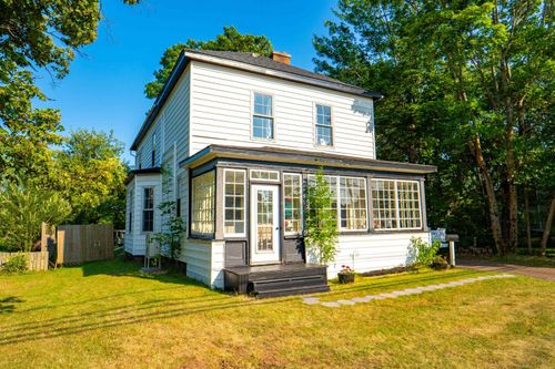 42 Victoria St W, House with 5 bedrooms, 2 bathrooms and 1 parking in Amherst NS | Card Image
