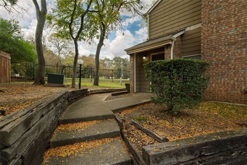a-2104 Park Willow Ln, Arlington, TX, 76011-3240 | Card Image