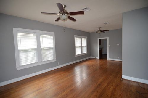 321 Dorchester St, Houston, TX, 77022-4825 | Card Image